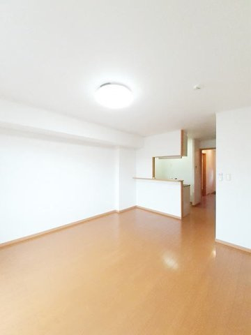 熊本市東区小山２丁目のアパートの内装|明るい色調の室内です
