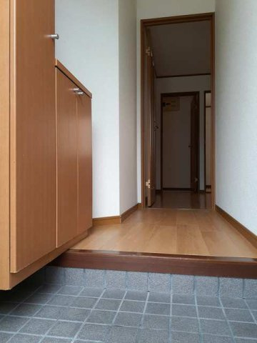 熊本市東区山ノ神２丁目のアパートの玄関|収納もある玄関です