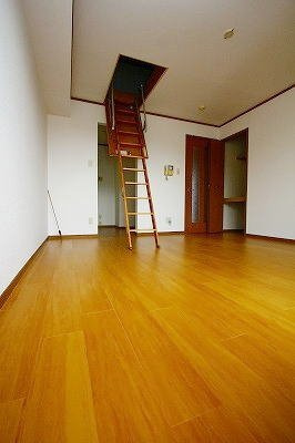 熊本市東区戸島西１丁目のアパートの居間・リビング|ゆったり過ごせる居間です