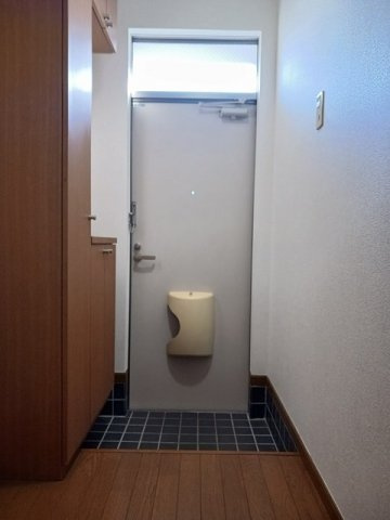 合志市須屋のアパートの玄関|明るい玄関です