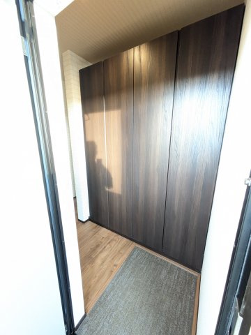 収納もある玄関です