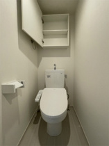 落ち着いた色調のトイレです