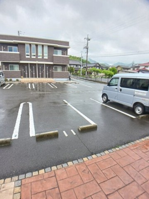 【駐車場】 | ラフレシールＤ | 駐車場があるので、車を買う予定の方も安心です