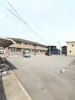【駐車場】 | クリスタルコート | 駐車場があるので、車を買う予定の方も安心です