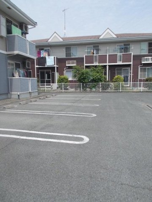 【駐車場】 | ハイブリッヂハピネスＢ | 駐車場に車を止められます