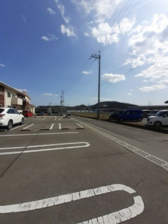 【駐車場】 | ベーネソプラ　Ａ | 駐車場があるので、車を買う予定の方も安心です