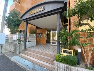 エレガンテ本山のエントランス