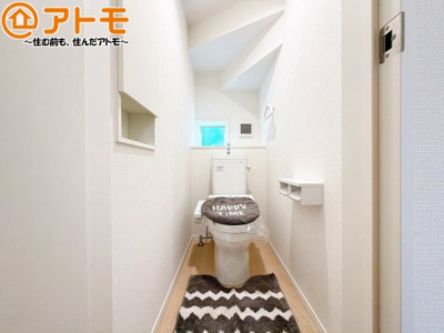 【トイレ】 | 沼津市三枚橋第1　新築一戸建て　全1棟 | 窓があり換気もすぐにできる、清潔感のあるトイレです♪