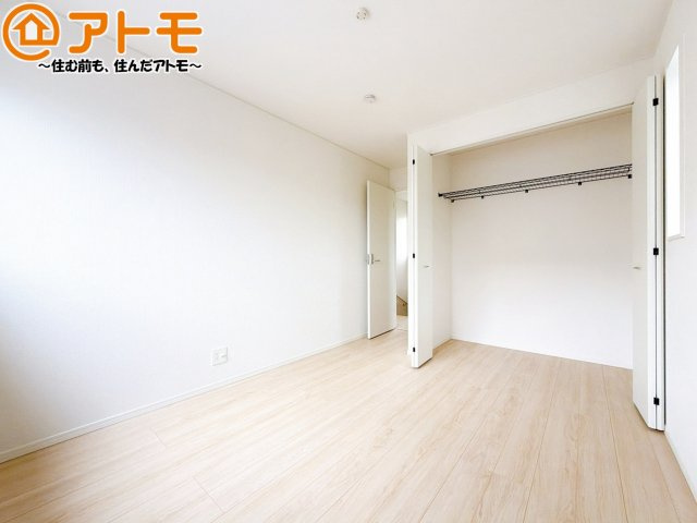 【寝室】 | 沼津市三枚橋第1　新築一戸建て　全1棟 | 各居室に収納がついているので、部屋の中をすっきり見せることができますね！