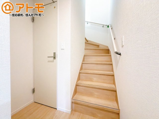 【内装】 | 沼津市三枚橋第1　新築一戸建て　全1棟 | 階段は緩やかで手すりもついているので上りやすくなっています！
