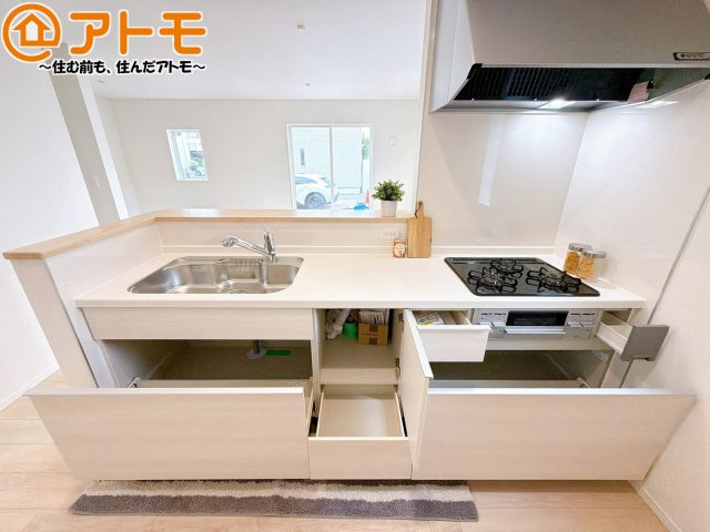 【キッチン】 | 沼津市三枚橋第1　新築一戸建て　全1棟 | リビングで遊ぶお子様にも目が届く、安心感で選ぶなら対面キッチン♪対面タイプならキッチン内にいながらご家族やお客様との会話が楽しめます♪