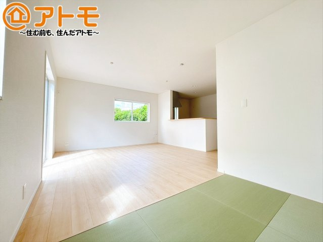 【居間・リビング】 | 沼津市三枚橋第1　新築一戸建て　全1棟 | 家族団らんのイメージは、リビングを思い浮かべませんか？リビングこそ広々とした空間が良いですね♪