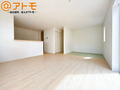【居間・リビング】 | 沼津市三枚橋第1　新築一戸建て　全1棟 | 広々と開放的なLDKは、家族が自然と集まる広さ♪お子様のリビング学習にもピッタリ♪