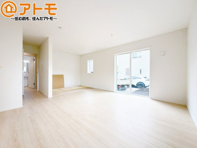 【居間・リビング】 | 沼津市三枚橋第1　新築一戸建て　全1棟 | 広々と開放的なLDKは、家族が自然と集まる広さ♪お子様のリビング学習にもピッタリ♪