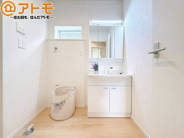 【独立洗面台】 | 沼津市三枚橋第1　新築一戸建て　全1棟 | 収納豊富な３面鏡の洗面化粧台は使い勝手良好♪