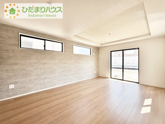 【居間・リビング】 | 取手市本郷2期　新築戸建　1号棟 | 南に面した大きな窓から差し込む光で日中は電気いらず♪