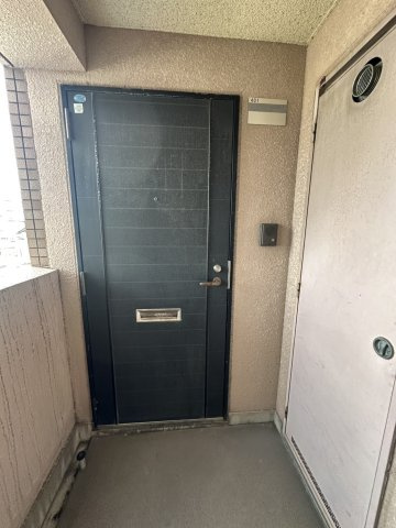 ユウメイトビルの玄関
