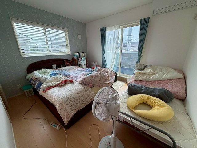 ■□富益町Ｒ5年築浅戸建□■の洋室|二階洋室となっております。
落ち着いた色合いとなります〇