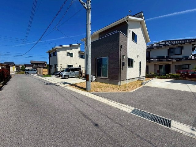 ■□富益町Ｒ5年築浅戸建□■の前面道路含む現地写真|敷地内電柱あり。前面道路私道(221㎡)持分1/4