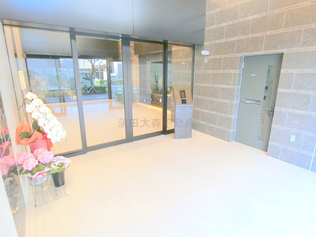 PRIME SQUAREⅢのエントランス|オートロックと宅配ボックス付きのエントランス