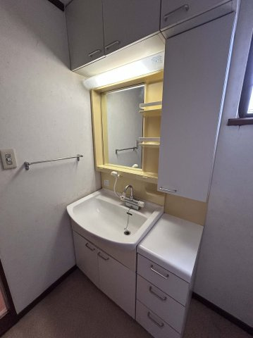 南３丁目　店舗付住宅の独立洗面台|収納豊富な独立洗面台