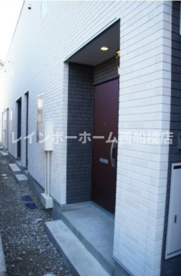 千葉市花見川区検見川町３丁目のアパートのエントランス