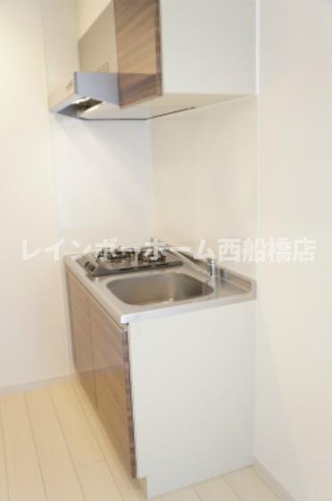 千葉市花見川区検見川町３丁目のアパートのキッチン