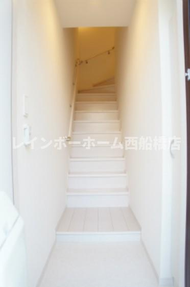 千葉市花見川区検見川町３丁目のアパートの玄関
