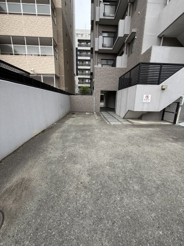 藤和平尾山荘ホームズの駐車場