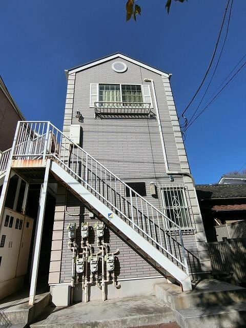 横浜市中区西竹之丸のアパートの外観