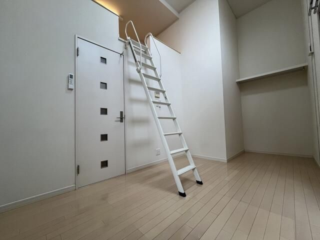横浜市中区西竹之丸のアパートの居間・リビング