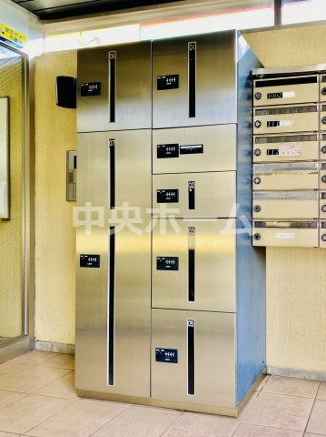 向島リリエンハイムの設備|【宅配ボックス】在宅時・不在時に関わらず、居住者の代わりに非対面で宅配物を受け取ってくれる便利な設備です。わかりやすくご説明致しますので見学時にはお部屋だけではなく共用部分もぜひチェックしてください。