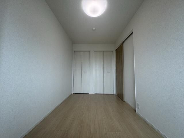 石見ビルの寝室