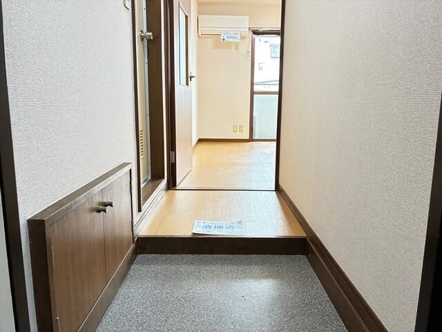 下里ビルの玄関