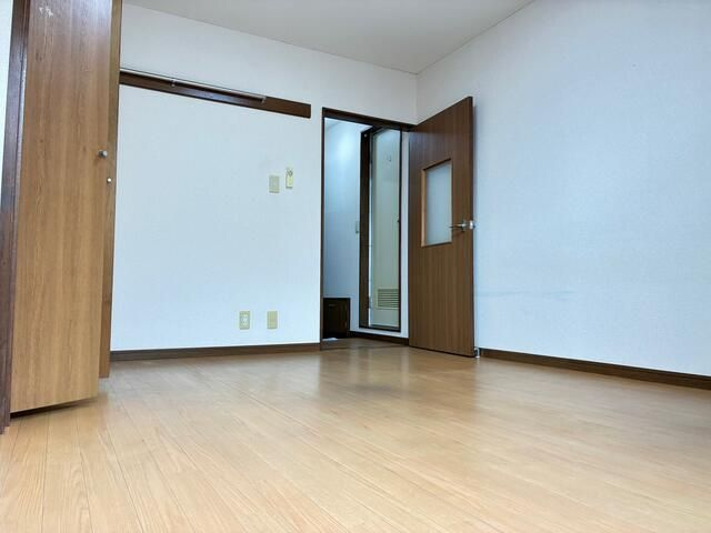 下里ビルの寝室