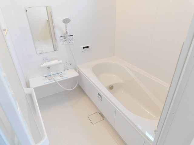 海部郡蟹江町富吉１丁目の新築一戸建の浴室|◇浴室◇　　広い１坪サイズ（ＬＩＸＩＬ）・浴室暖房乾燥機・断熱浴槽・エコベンチ浴槽・お手入れ楽々カウンター・キレイサーモフロア・オートバス・バリアフリーバス・追い焚き・浴室窓あり