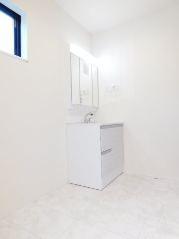 海部郡蟹江町富吉１丁目の新築一戸建の独立洗面台|◇洗面室◇　　三面鏡シャンプードレッサー　くもり止め仕様　床下収納庫完備　