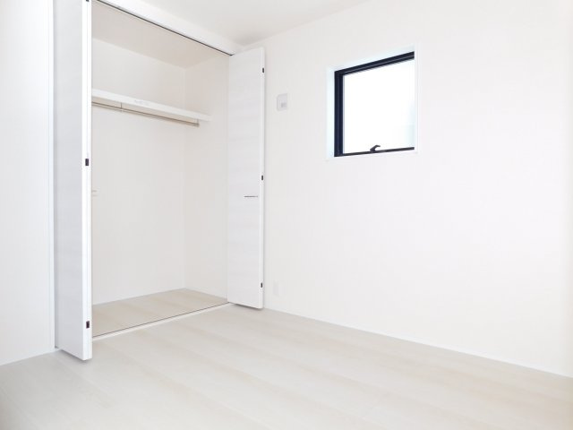 海部郡蟹江町富吉１丁目の新築一戸建の洋室|◇１階洋室◇　　明るい洋室３.７帖　全居室収納完備！　お子様の遊び場やお昼寝スペースなどに利用できます♪