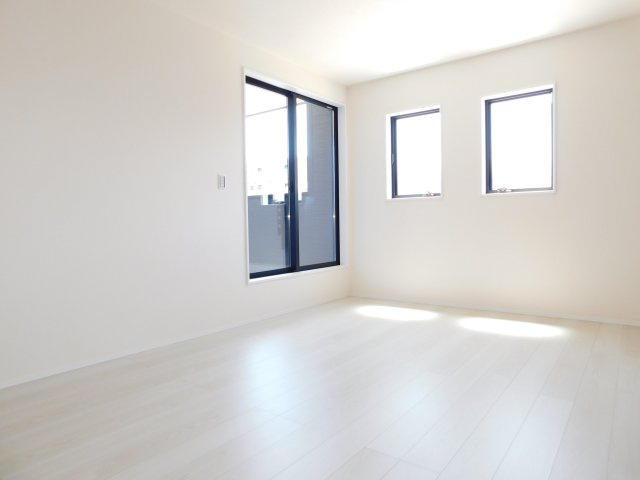 海部郡蟹江町富吉１丁目の新築一戸建の洋室|◇２階洋室◇　　南東向きで明るい洋室１０．０帖　ウォークインクローゼット完備！　バルコニー利用可♪