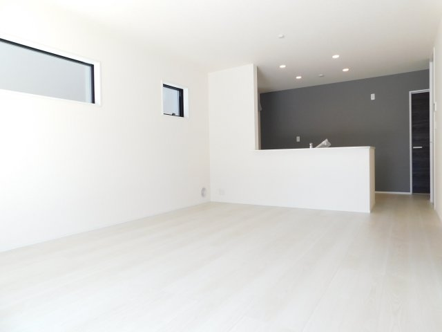 海部郡蟹江町富吉１丁目の新築一戸建の居間・リビング|◇リビング◇　　南東向きで明るいリビング１６．２帖　リビングが見渡せる子育てに嬉しい対面キッチン♪