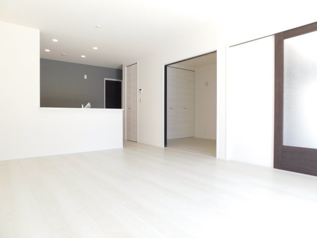 海部郡蟹江町富吉１丁目の新築一戸建の居間・リビング|◇リビング◇　　南東向きで明るいリビング１６．２帖　キッチン横に収納完備❕