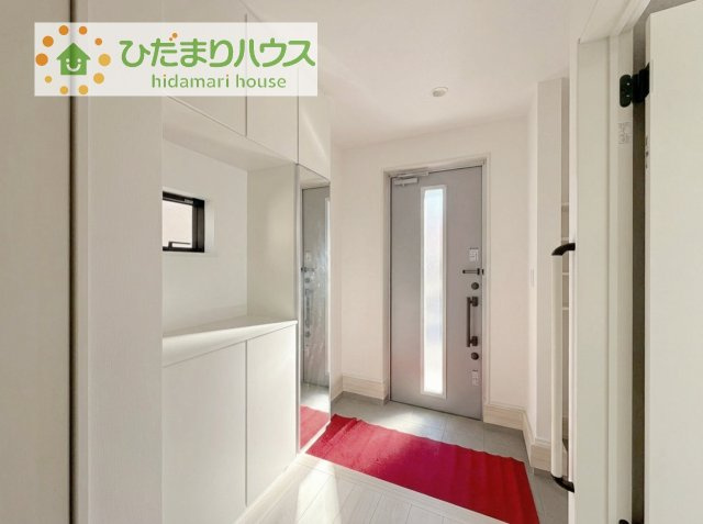 【玄関】 | 取手市野々井01期　新築戸建 | 丁度良い靴箱のサイズ♪これだけあれば家族全員の靴がしまえてスッキリ(^O^)