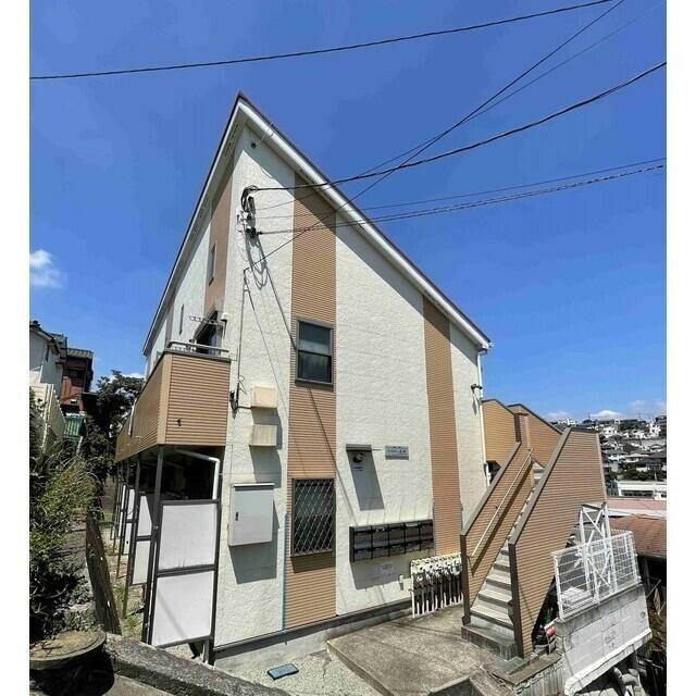 横浜市金沢区富岡西７丁目のアパートの外観
