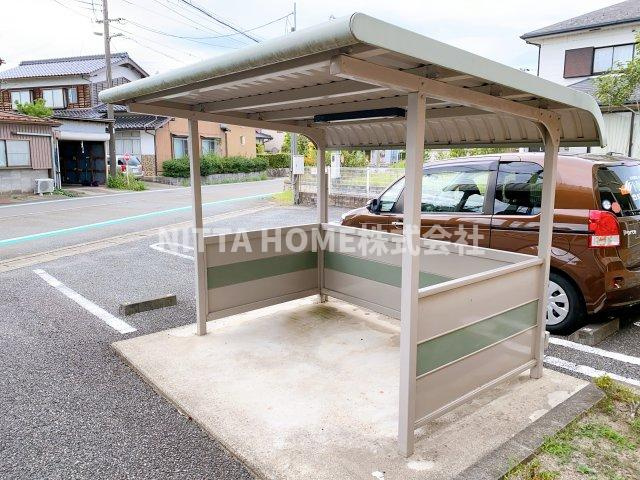 サンライズのエントランス|屋根付きの駐輪場は無料で使用ＯＫ☆彡