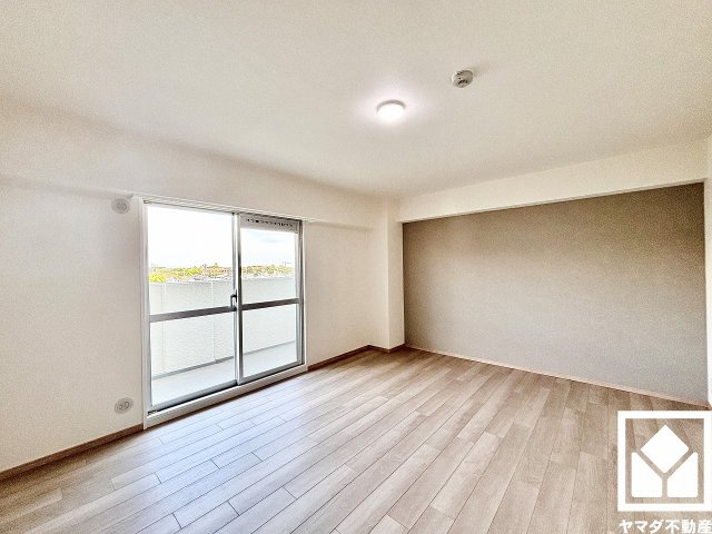 グランドヒル西宮高座台マンションＡ棟の洋室|約10.1帖の洋室です。アクセントクロスを取り入れたデザイン性の高い洋室で、リラックスしたひとときを過ごせます。