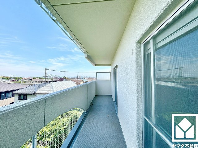 グランドヒル西宮高座台マンションＡ棟のバルコニー|北東側バルコニーです。南西向き・北東向きの両面バルコニーで陽当たり、風通し良好。