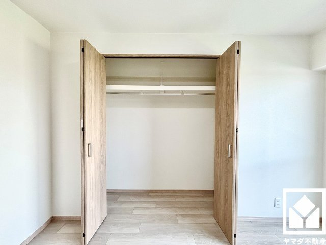 グランドヒル西宮高座台マンションＡ棟の収納|新たに家具を買わなくても良いので、ハンガーパイプ付きのクローゼットは嬉しいですね。