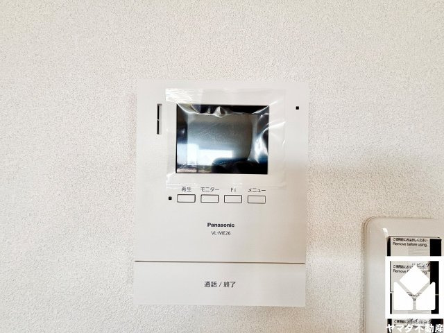 グランドヒル西宮高座台マンションＡ棟の防犯設備|突然の来訪時にも防犯面で心強いモニター付きインターホンを設置。お留守番中のお子様も、室内からスムーズに相手の確認ができます。