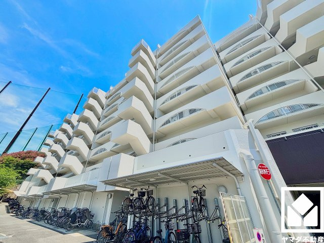 グランドヒル西宮高座台マンションＡ棟の外観|サイクルラック付きの駐輪場を設置。スッキリ整理されて、自転車同士が接触・転倒しにくい設計です。平面区画も用意されているため、電動アシスト自転車やファットバイクなどもご利用いただけます。