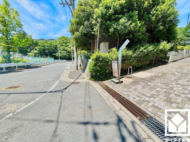 グランドヒル西宮高座台マンションＡ棟のその他|「関西スーパー大社店」まで徒歩9分、「ドラッグセガミ大社店」まで徒歩9分、「ファミリーマート西宮上ヶ原店」まで徒歩13分など、お買い物施設が徒歩圏内に複数あり便利な住環境です。